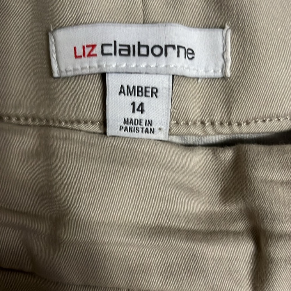 2 pairs Women’s Liz Claiborne pull on shorts, gently worn. - Picture 5 of 9